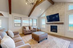 Bluegrass Cabin - Lake Views, Fireplace & Deck - Image 3